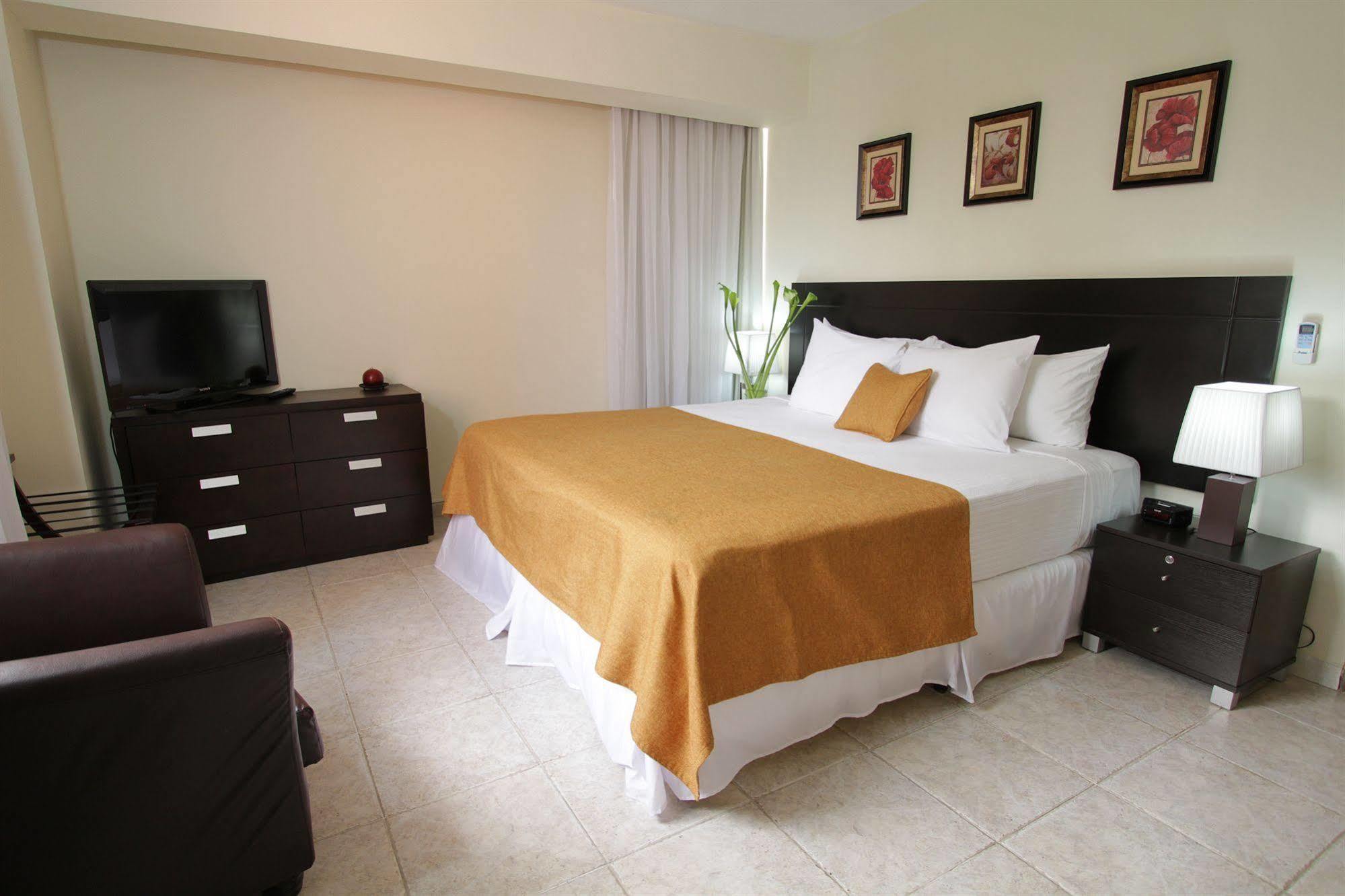 Az Hotel And Suites Panama City Exteriör bild